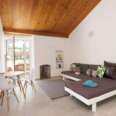 Villa In Albufeira Near Praia Da Oura Beach וילה אלבופיירה